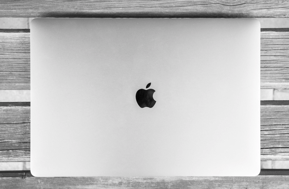 Femme qui travaille sur un MacBook dans un openspace pour illustrer les solutions informatiques Apple en entreprise selon ALis Business